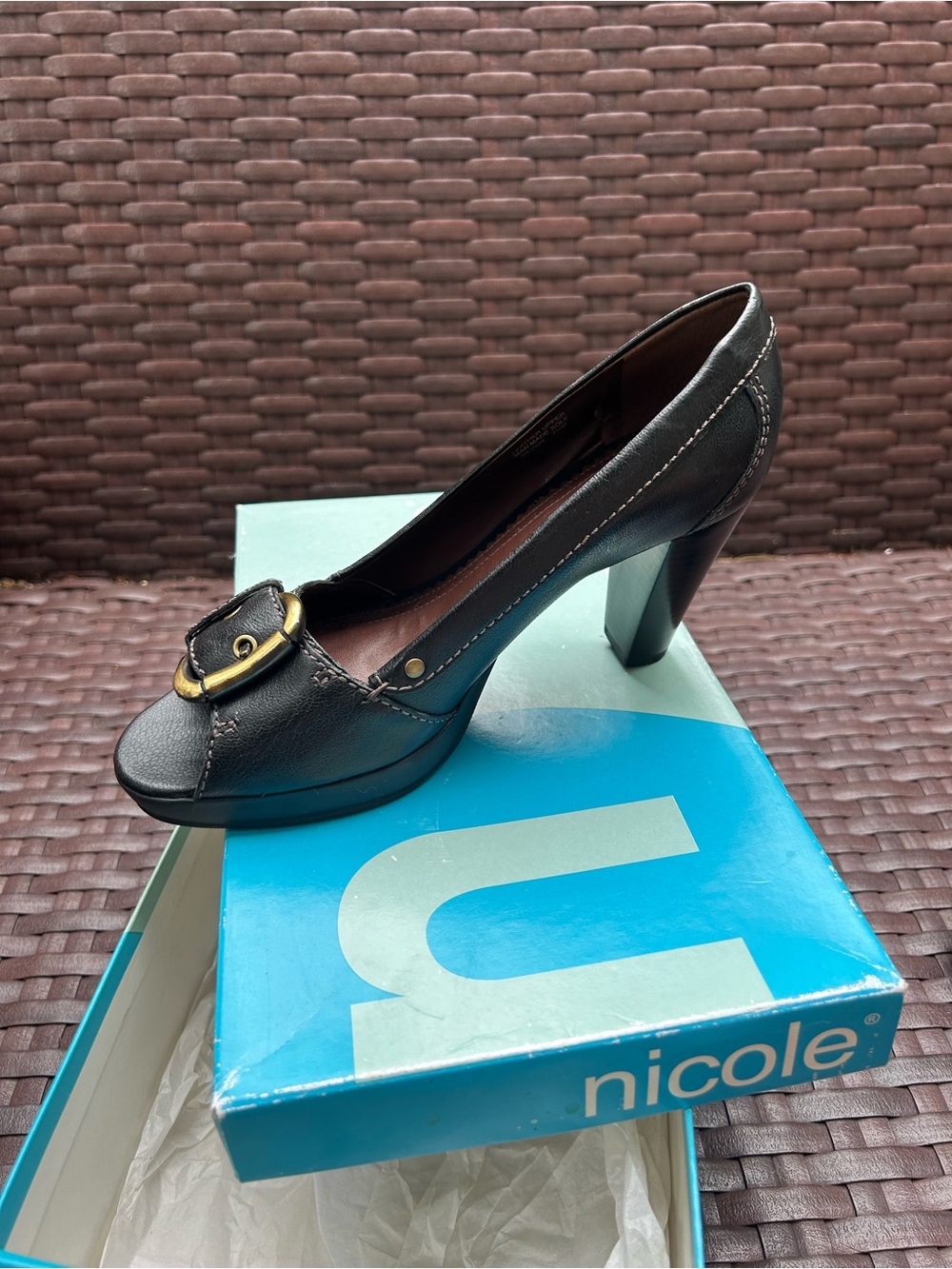 Peep-Toe Heel with Gold Buckle Size 7.5 NEW
Black leather- by Nicole - Classy - Picture 12 of 12